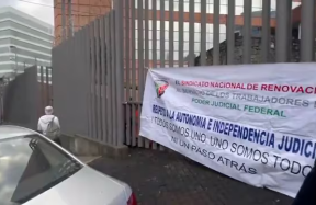 Trabajadores bloquean Picacho-Ajusco por reforma judicial perniciosa y engañosa.