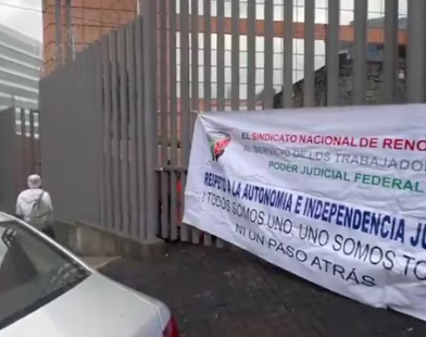 Trabajadores bloquean Picacho-Ajusco por reforma judicial perniciosa y engañosa.