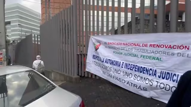 Trabajadores bloquean Picacho-Ajusco por reforma judicial perniciosa y engañosa.