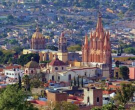 BAJÍO COMPETITIVO - Vista aérea San Miguel de Allende con Catedral San Miguel Arcángel al centro