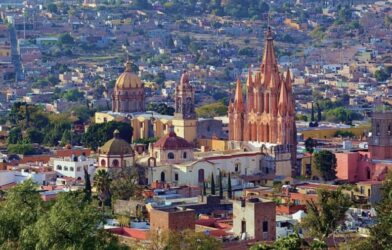 BAJÍO COMPETITIVO - Vista aérea San Miguel de Allende con Catedral San Miguel Arcángel al centro