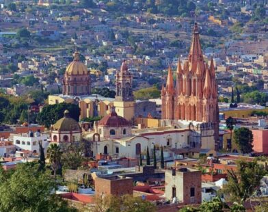 BAJÍO COMPETITIVO - Vista aérea San Miguel de Allende con Catedral San Miguel Arcángel al centro